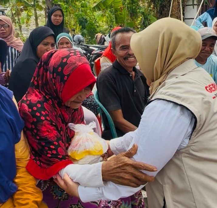CEO PT KLS Kembali Salurkan Bantuan Sembako di Maahas, Bukit Mambual dan Hanga-Hanga Permai