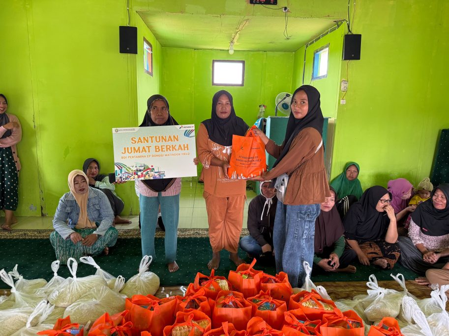 Konsisten Hadir Untuk Warga, Pertamina EP Donggi Matindok Field Salurkan 80 Paket Sembako dalam Program Santunan Jumat Berkah di Desa Nonong dan Desa Sindang Sari