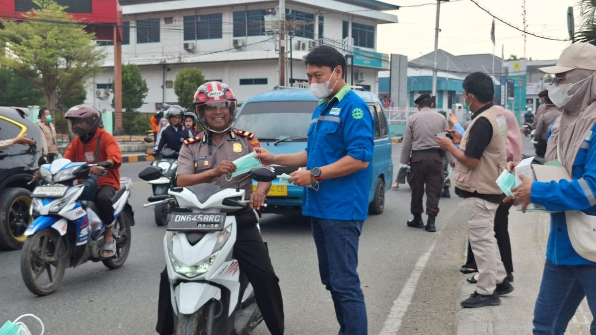 PT PAU Bagi Masker Upaya Kampanye Pencegahan Penyakit Akibat Kalhutla