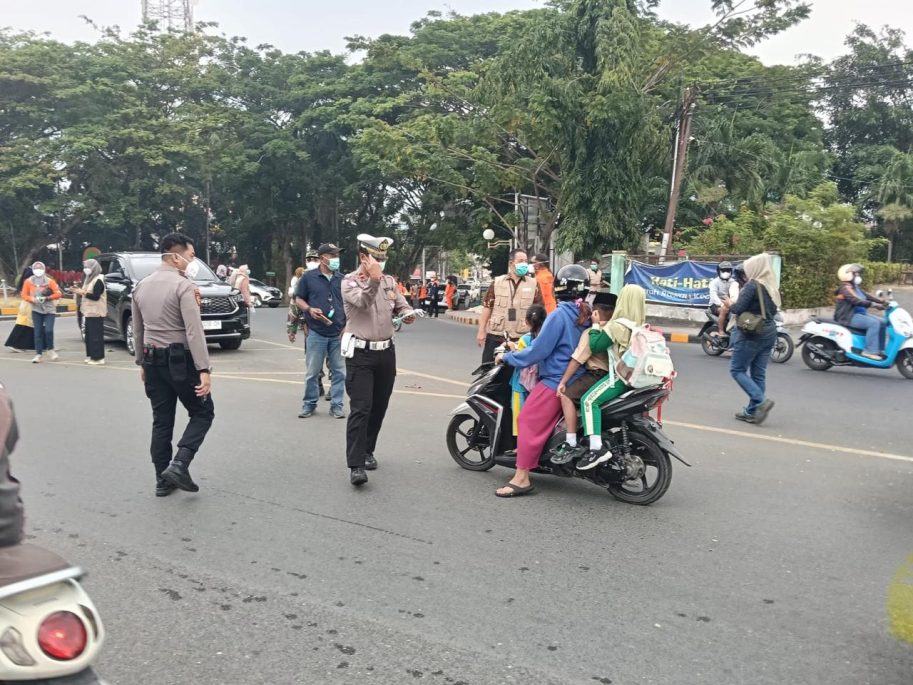Satlantas Polresta Banggai Bagikan Masker Gratis, Lindungi Pengguna Jalan dari Kabut Asap