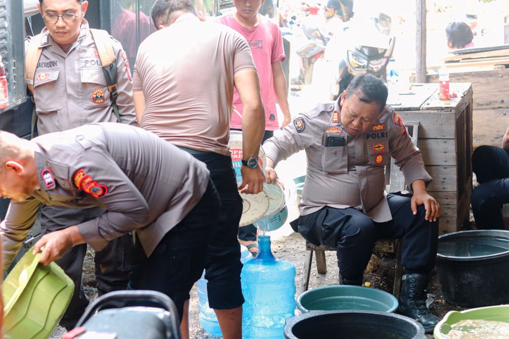Sambut HUT ke-75 Humas Polri, Polresta Banggai Salurkan 12.000 Liter Air Bersih untuk Warga Boyou