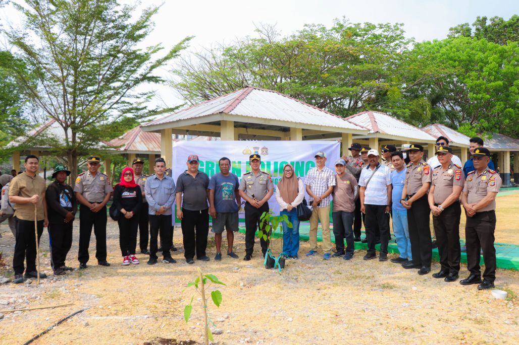 Green Policing, Polresta Banggai Bersihkan RTH Teluk Lalong dan Tanam Pohon