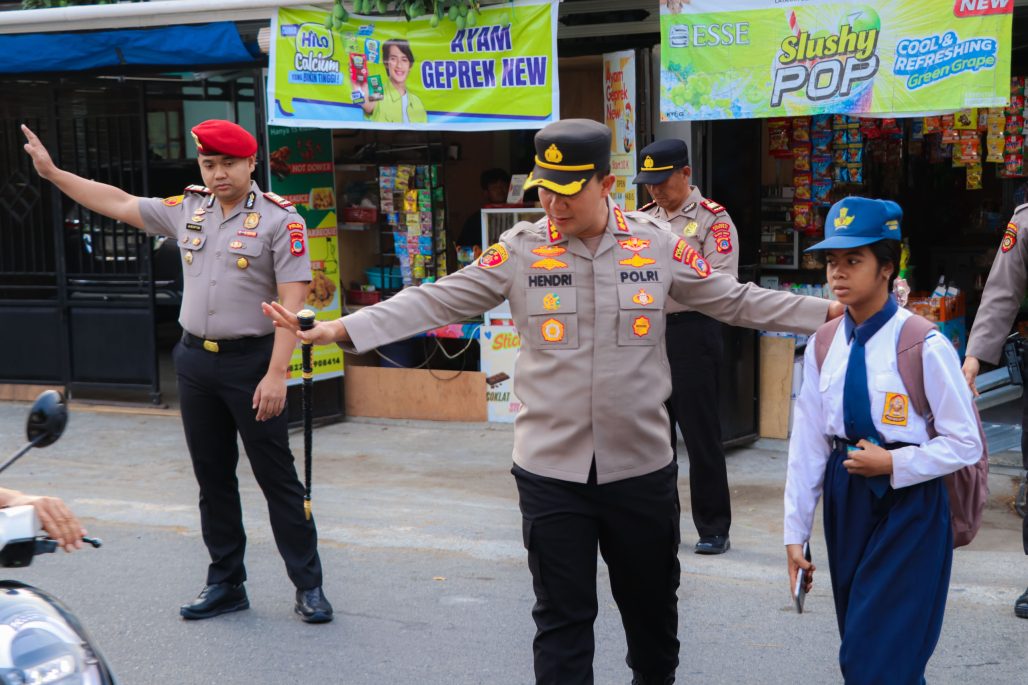 Kapolresta Banggai Atur Lalu Lintas di Titik Macet, Wujudkan Pelayanan yang Dekat Masyarakat