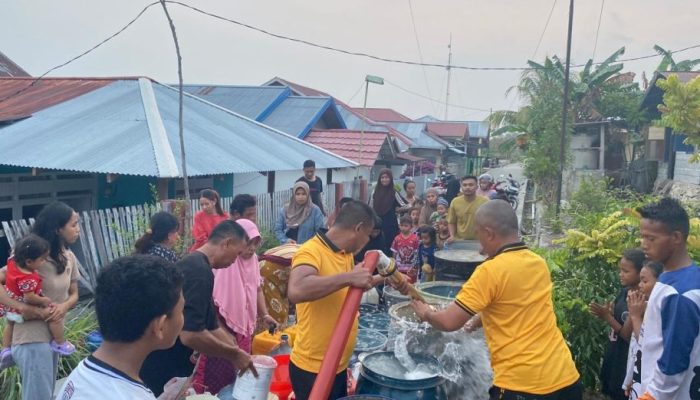 Kemarau Panjang, Polisi Bantu Salurkan Air Bersih di Desa Awu Luwuk Utara