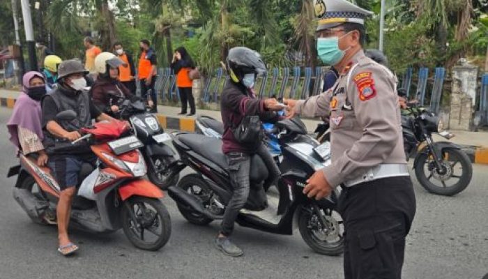 Satlantas Polresta Banggai Bagikan Masker Gratis, Lindungi Pengguna Jalan dari Kabut Asap