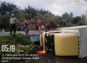 Diduga Sopir Mengantuk, Truk Box Paket Shopee Terjun ke Sungai