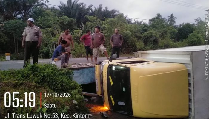 Diduga Sopir Mengantuk, Truk Box Paket Shopee Terjun ke Sungai
