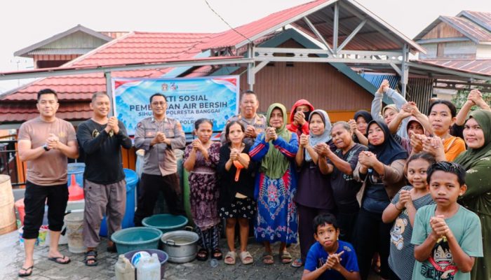 Sambut HUT ke-75 Humas Polri, Polresta Banggai Salurkan 12.000 Liter Air Bersih untuk Warga Boyou