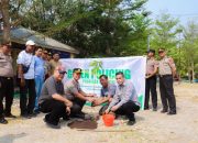 Green Policing, Polresta Banggai Bersihkan RTH Teluk Lalong dan Tanam Pohon