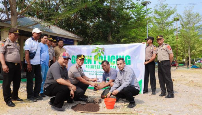 Green Policing, Polresta Banggai Bersihkan RTH Teluk Lalong dan Tanam Pohon