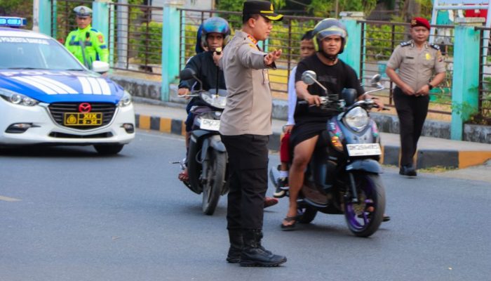 Kapolresta Banggai Atur Lalu Lintas di Titik Macet, Wujudkan Pelayanan yang Dekat Masyarakat