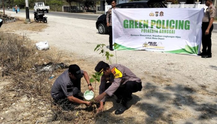 Cegah Abrasi, Polresta Banggai Tanam Pohon di Pantai Desa Biak